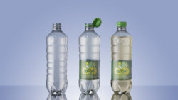The weight-reduced bodies of the bottles developed by KHS are made of 100 percent rPET and a hair-thin inner coating of glass. © Frank Reinhold