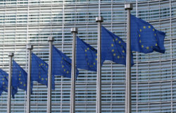 Eine Reihe EU-Flaggen wehen vor dem EU-Kommissionsgebäude in Brüssel.