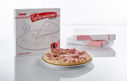 A pizza with salami topping, in the background a box for frozen pizza with the Jowat logo.)