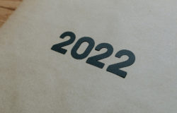 Der Schriftzug „2022“ prangt auf einem Blatt Papier.