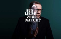 TV presenter Günther Jauch looks through a PET bottle with one eye. Above are the words: ‘For the love of nature?’